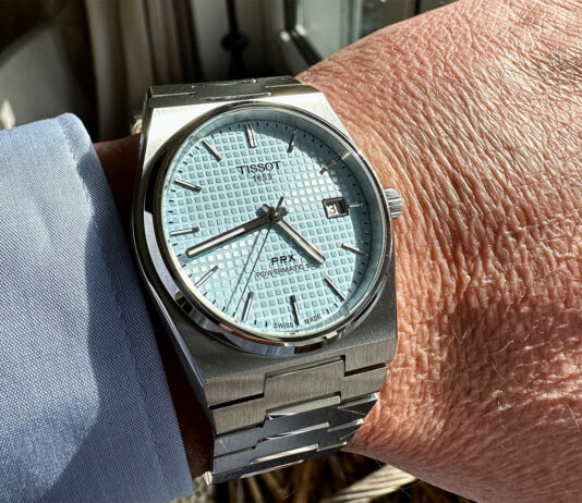 Tissot PRX Powermatic 80, Zifferblatt Hellblau, Herren Armbanduhr Ref. T137.407.11.351.00

Geschaffen im Jahr 1978, ist das legendäre Design der PRX, bei dem Gehäuse und Armband eine Einheit bilden, moderner denn je. Die PRX ist die ideale Uhr für alle mit einer Leidenschaft für Design und dem gewissen Blick für Genialität.

Wasserdicht bis zu einem Druck von 10 bar (100 m)
3 Jahre Internationale Garantie des Herstellers
316L-Edelstahlgehäuse 39.50×40.00×10.93mm Tonneau-Form
Kratzfestes Saphirglas mit Entspiegelungsbeschichtung
Zifferblatt Hellblau mit Indizes Indexen
Swiss Made Automatikwerk POWERMATIC 80.111
Gangreserve von bis zu 80 Stunden
Uhrband Grau aus Edelstahl
Schnellwechselarmband, Butterfly-Faltschließe mit Drückern
Gläserner Gehäuseboden